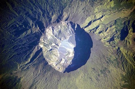 Der Ausbruch des Mount Tambora im 5. Jahrhundert: Ein vulkanisches Spektakel, das die Geschichte Südostasiens prägte